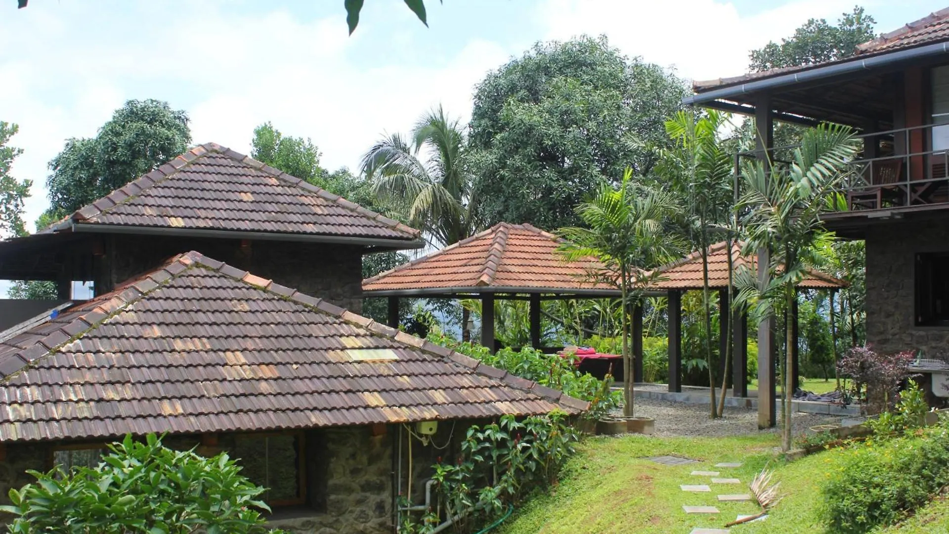 Misty Hogans-A Hill Station Holiday Home Nr Munnar Anaviratty